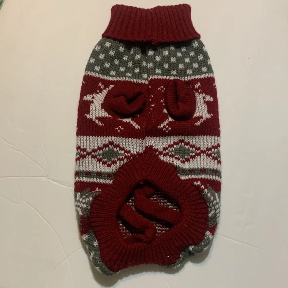 Dog or cat sweater fits 6.6 to 11lbs. Has straps for legs.